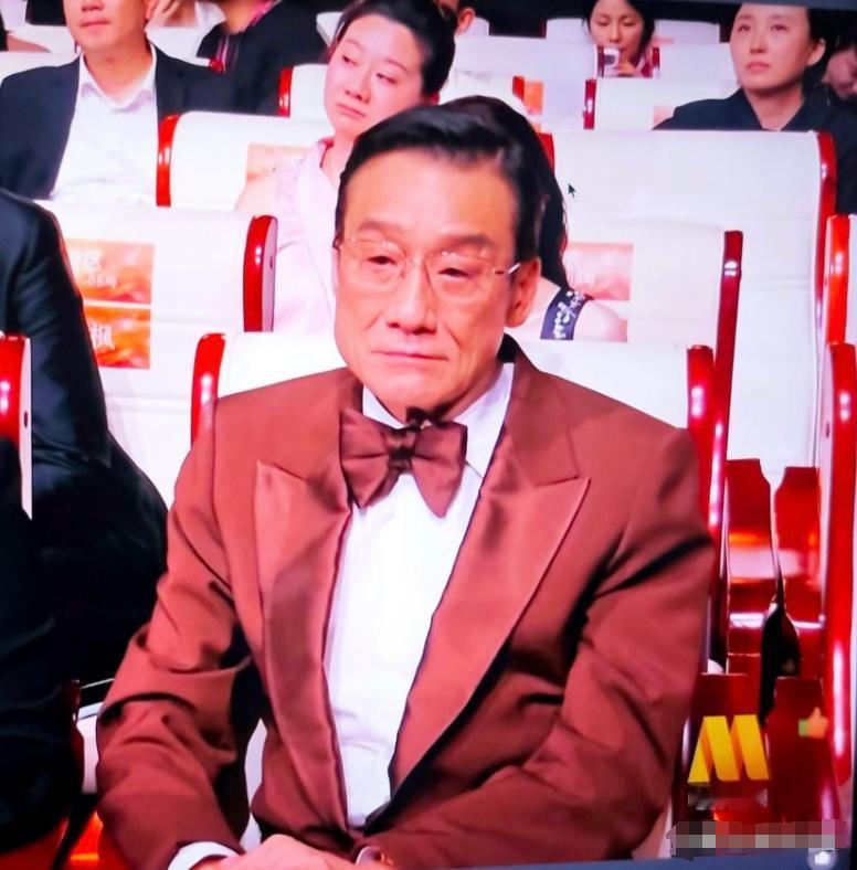难怪梁家辉心情会这么沉重，68岁的人了，专门从香港赴京，出席这场百花奖盛会，