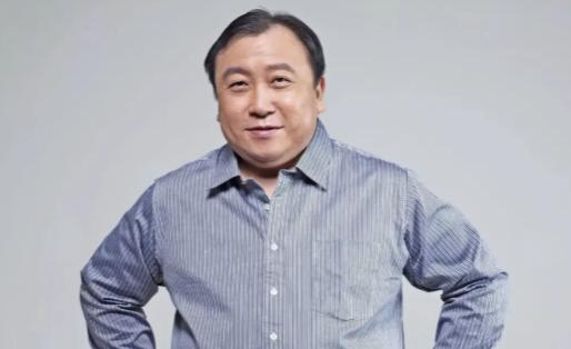 主持人问王晶："你在内地拍了这么多年电影，为什么没有捧红过大陆的演员？"王晶直