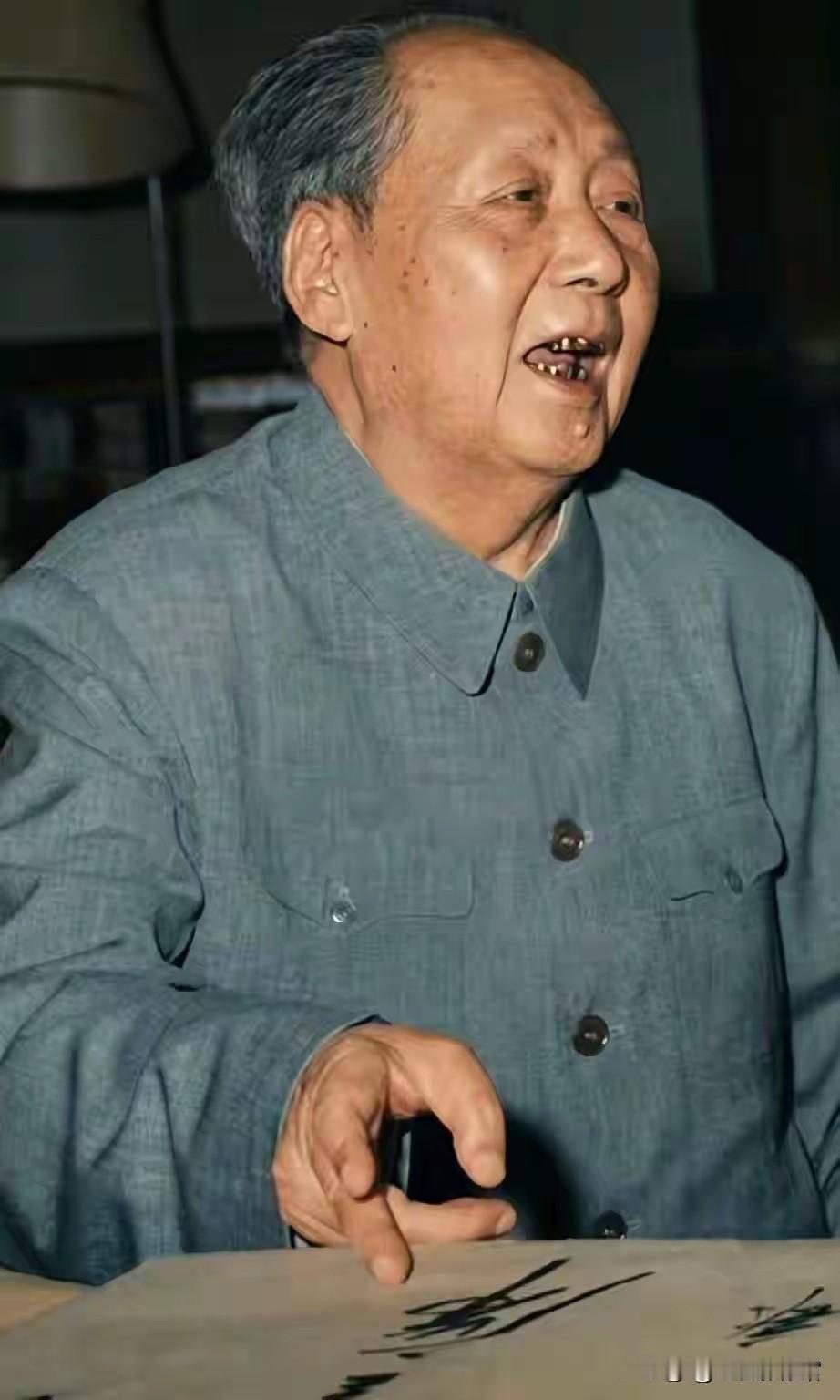 毛主席永远活在人民心里！[玫瑰][玫瑰][玫瑰]