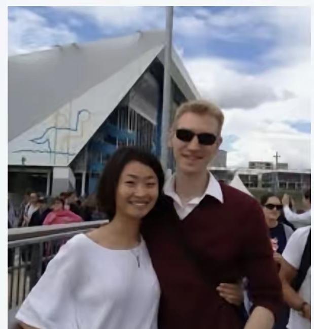敬一丹的女儿王尔晴，今年四十岁。毕业于英国理工大学，没有生小孩。家里有那么好的资
