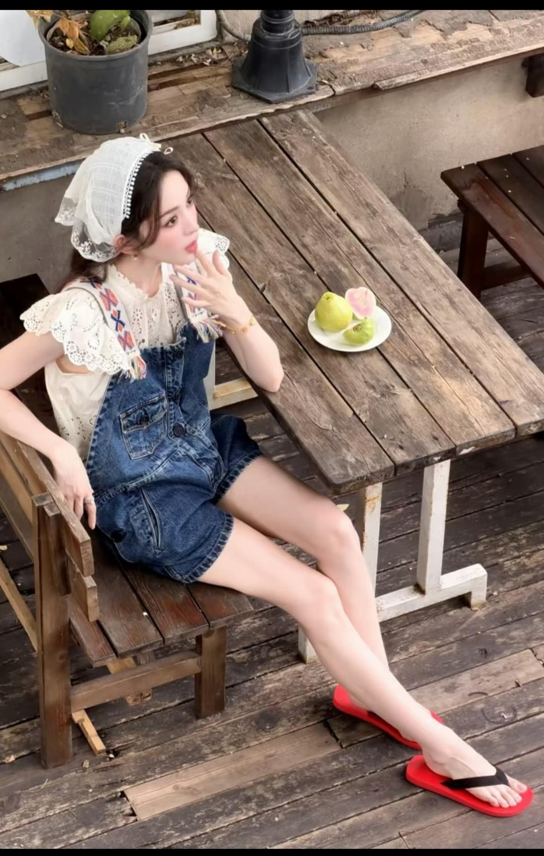 娜扎，这脚简直无敌了，不光脚型美，脚趾头也都那么好看。