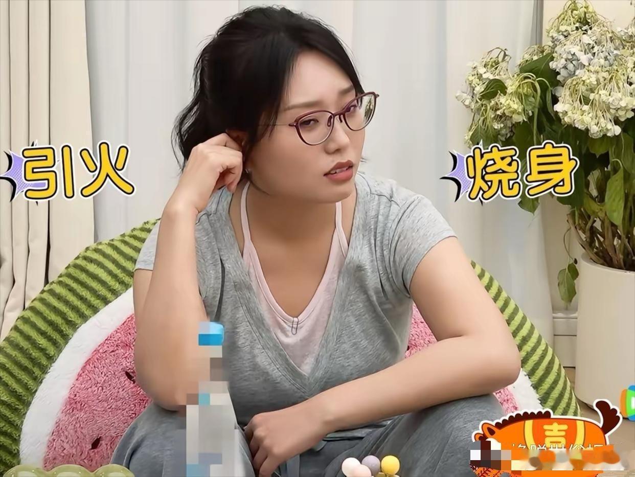 舒淇对李雪琴说：“我等上你们节目，等了两年才上到。”李雪琴反应很快，“我们这个攒两年钱。”毛不易：“