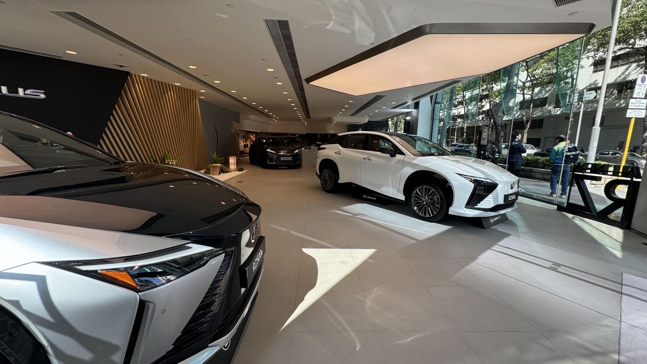 前几天到香港溜达了下，顺便去了雷克萨斯销售店（凌志）逛一下！以前电视剧电影里看香