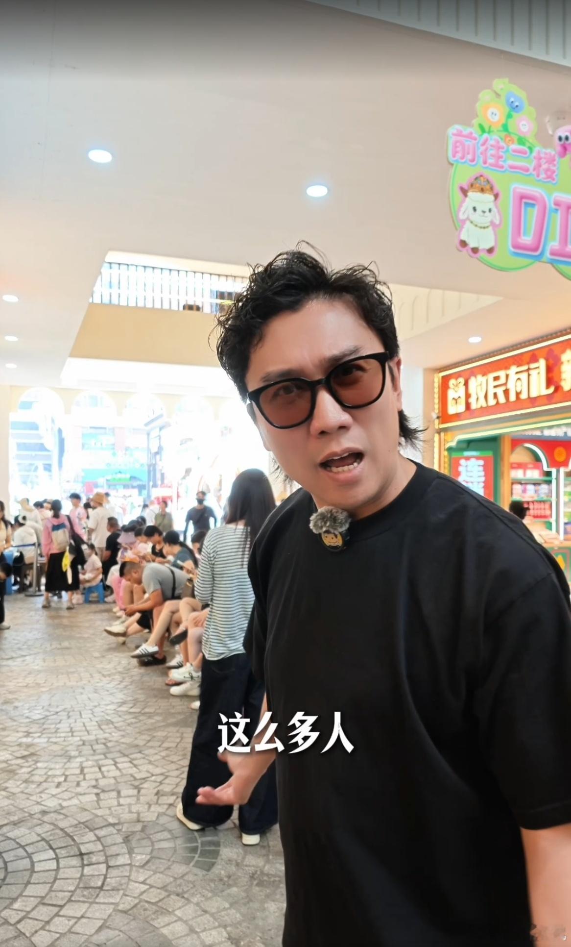 别人自驾游拍风景照，他们直接带回一只戴墨镜的小羊。父子俩带丁丁去新疆，行程被孩子