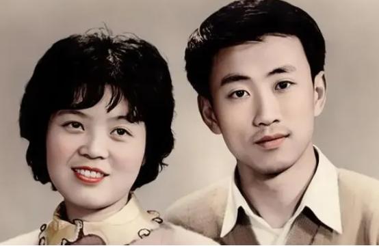 1977年，知青刘小勇考上大学。临走前夜，17岁王爱娟含泪解开衣扣：“小勇哥，你