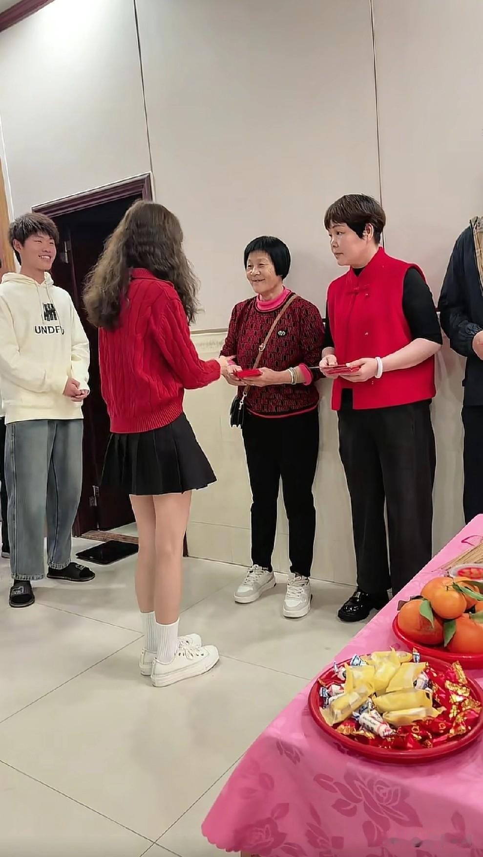 叶瑞聪妈妈大喇叭发红包啦。话说广东的红包里面塞了多少钱呢？有网友说广东的红包就是