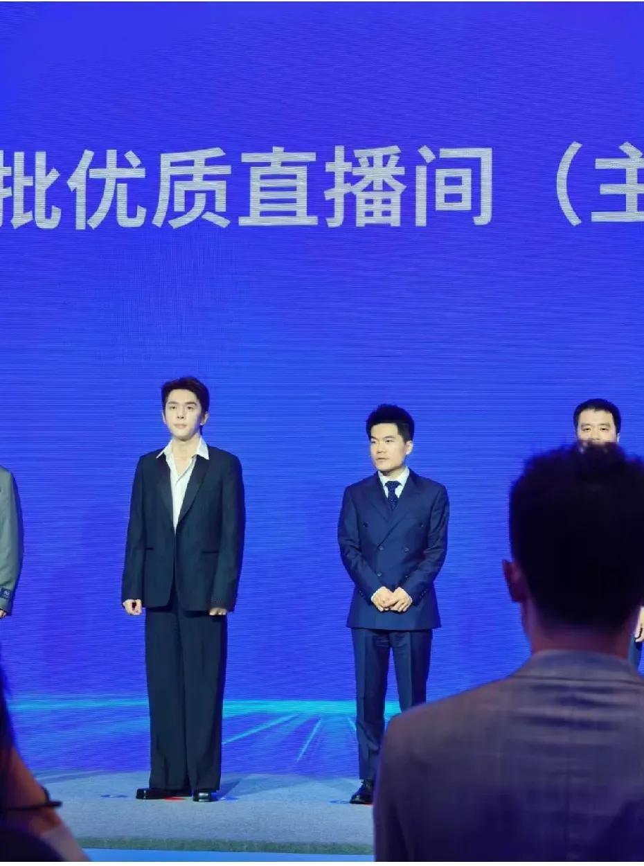 刚刚！董宇辉李佳琦双双现身合肥！2025年中国网络文明大会，“优质直播间主播”这