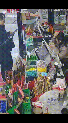 “这就是命啊!”近日，苏州一男子到一超市买东西时，正准备付款时，意外发生了，老板