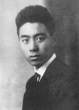 1927年，周恩来被捕。谁料，审讯他的人，是他的学生。他凑近周总理，轻声说：“周