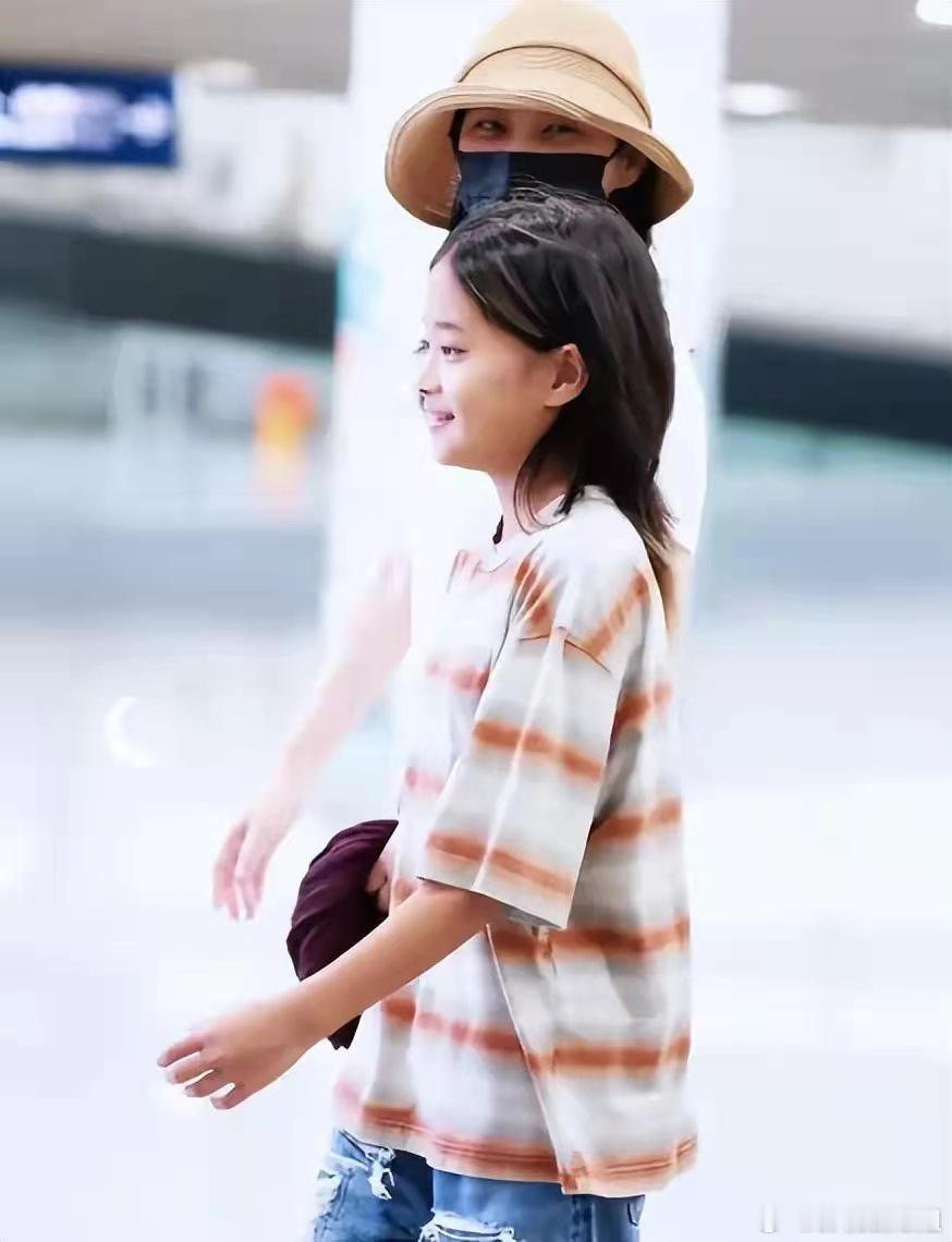梅婷儿女机场接妈妈，两人颜值和爸爸不沾边，女儿曾与宋佳合作过！未来可期的星二代！
