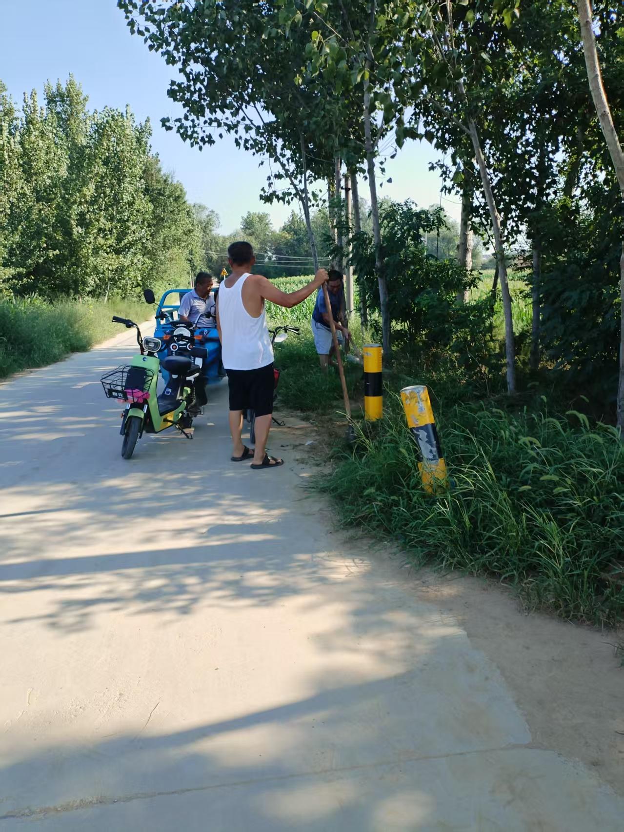 我们村里有个叫双喜的男人，比我还要大上几岁，孙女都快上小学了。现在还像个长不大的