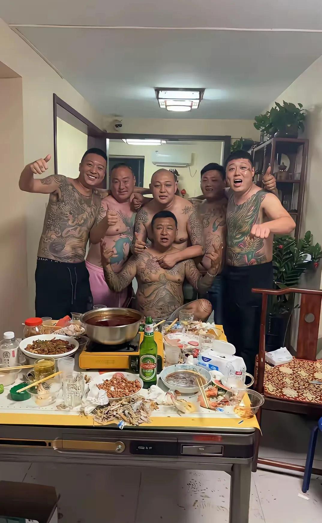 物以类聚人以群分，哥几个抱团看似强悍，不过这年头纹身已经镇不住人，实力才是硬道理