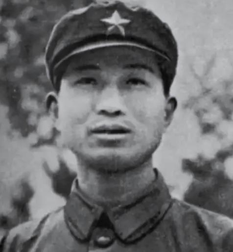 1979年的一天夜里，中越边境的玉米地先是沙沙作响，忽然又没了动静，我军战士立刻