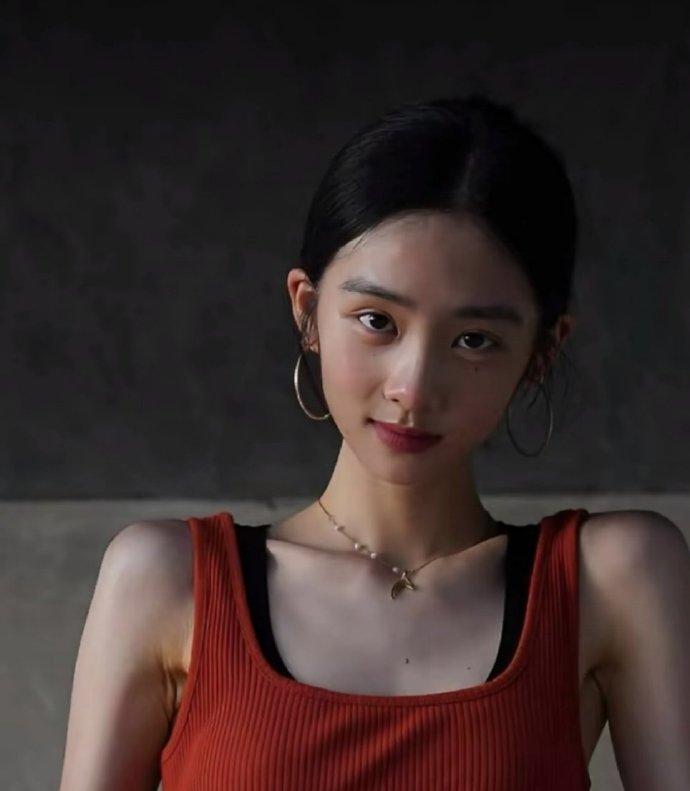 感觉除了黄多多其她几个都有可观的作品了，但是我总感觉黄多多是一匹黑马，会超越她们