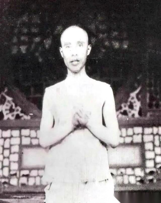 临死前，清兵给他拍照。他看完照片，很不满意，说：“重拍！我脸上都没笑，怎么让后