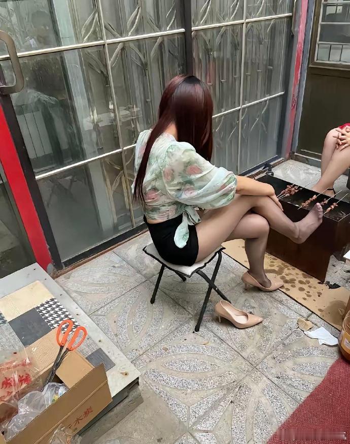 这…谁还吃得下去…好不容易吃个烧烤这么不讲卫生​​​