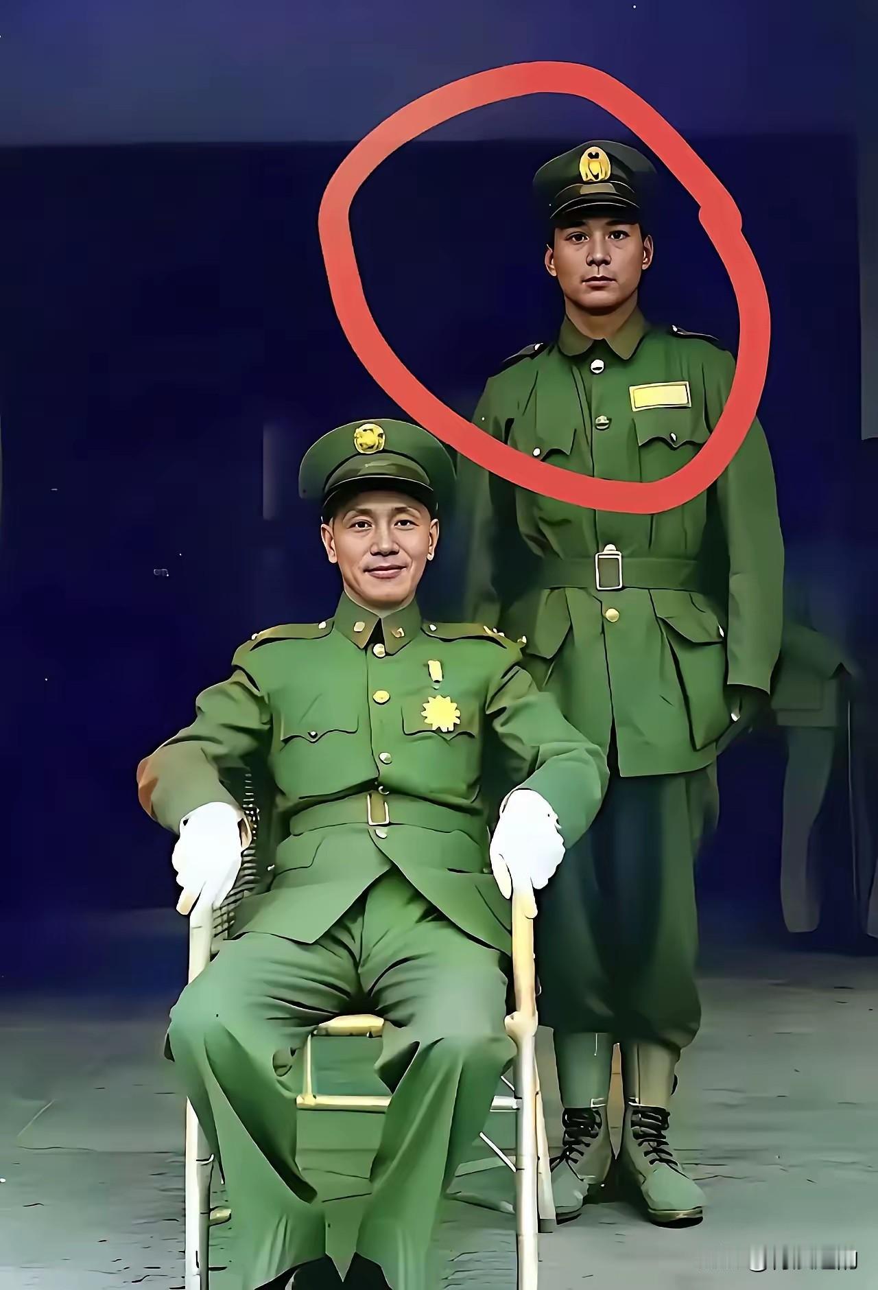 与蒋介石合影的这人叫周中峰，毕业于黄埔军校，是蒋介石的贴身卫士，西安事变时，他极