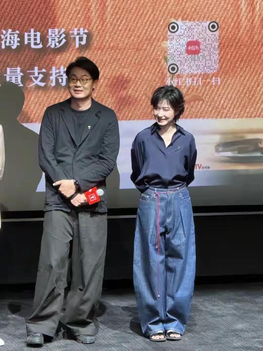 这俩人站在舞台上太搭了，简直太相配了！无论风格气质穿搭和姿态简直是一样类型。裤