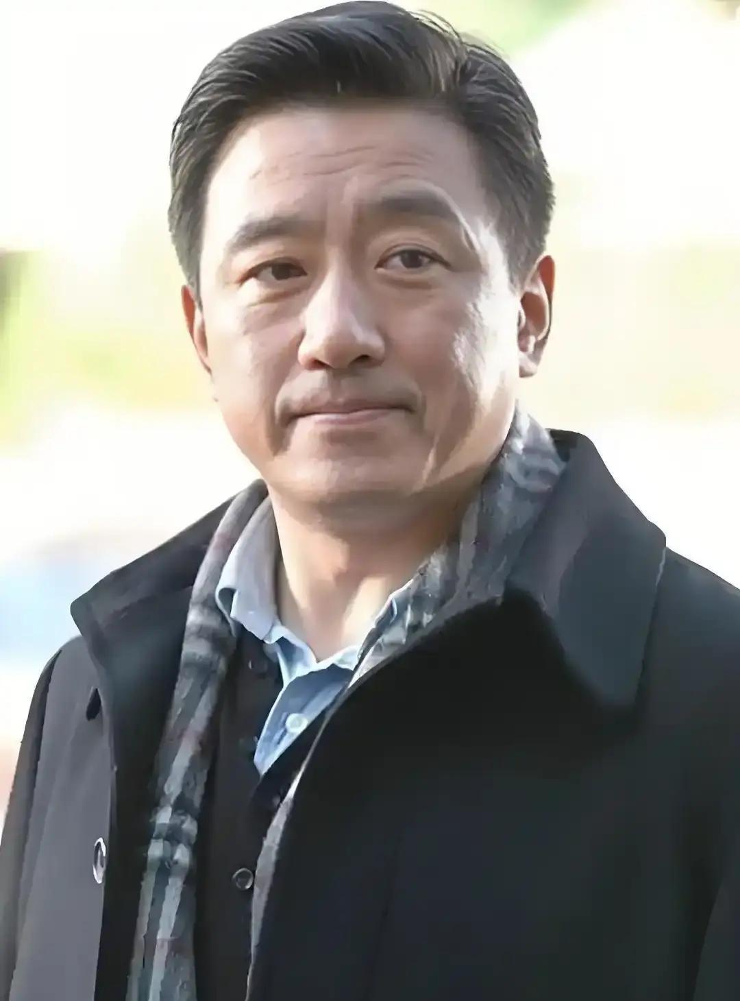 吴卫东拍完了悍匪白宝山70%的戏份，他觉得剧组已经被他拿捏住了。这时候他跟导