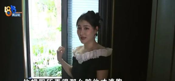 浙江杭州，一男子在按摩店待了4小时后，钻进厕所，并且在里面发出了“嗯啊”的声音。
