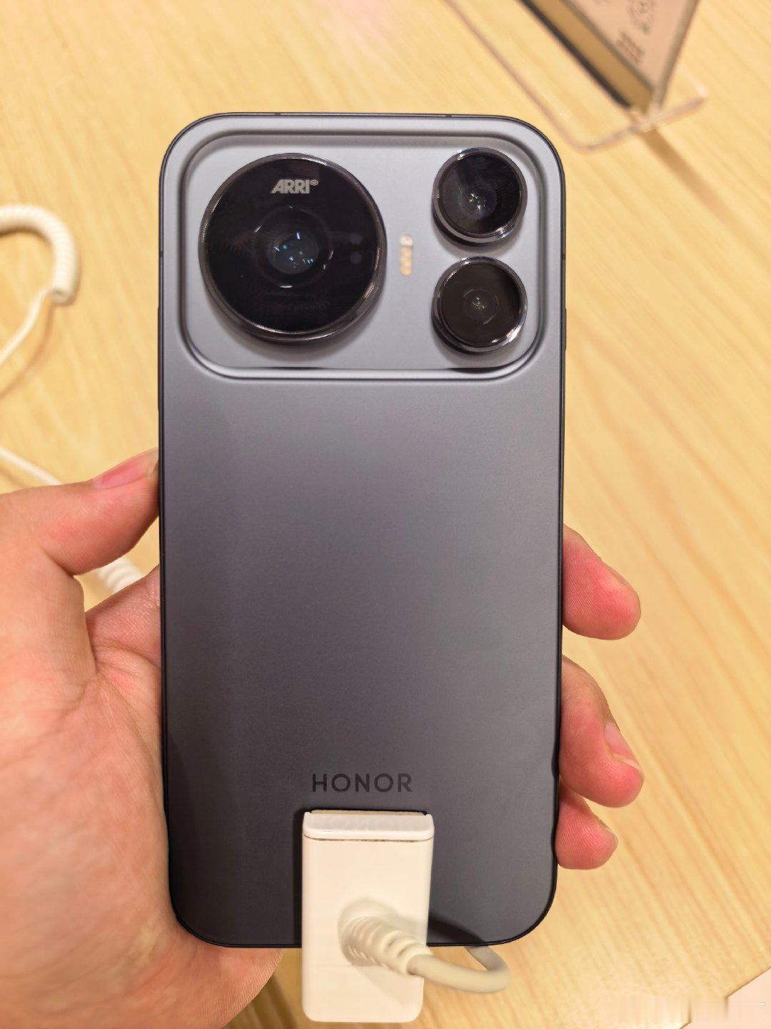 荣耀、OPPO、vivo三家的年度旗舰大家感受一下[大笑]​