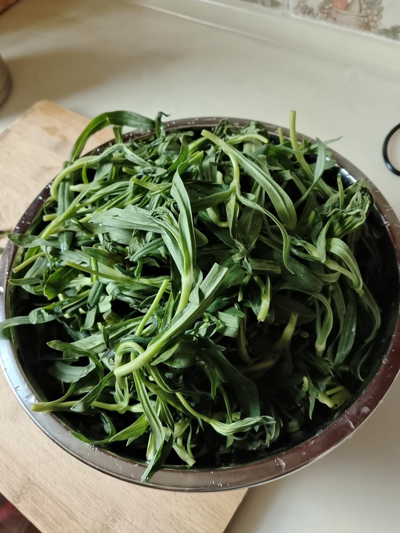 前两天去买菜，我看到商场里面卖一种野菜，是我所没有见过的。我就问服务员这是什么菜