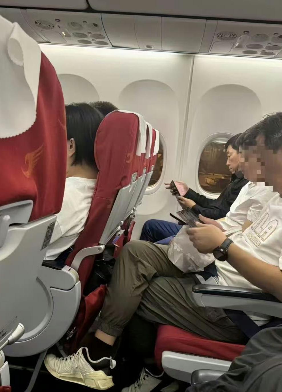 魏建军坐经济舱，有什么问题嘛？身价千亿，也得吃饭睡觉出行，坐经济舱还可以跟邻座同