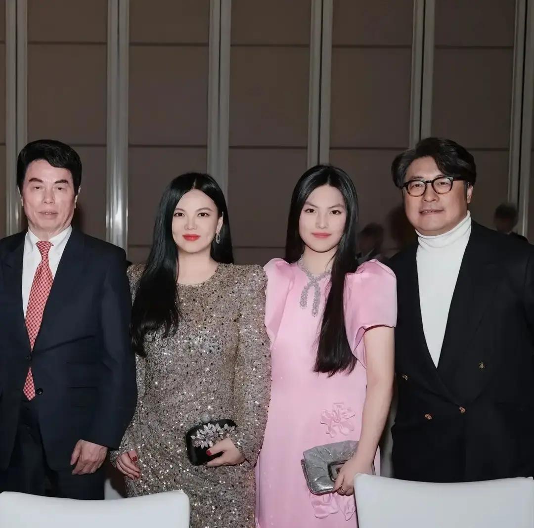 李湘最近瘦了不少，挺意外的。前阵子还被拍到身材发福，转眼就比女儿还苗条。这