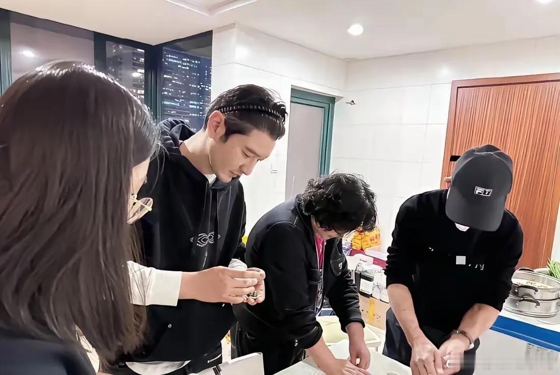 黄晓明带小海绵和妈妈一起包饺子，摘了假发套发量很艺术，儿子白净很像杨颖……