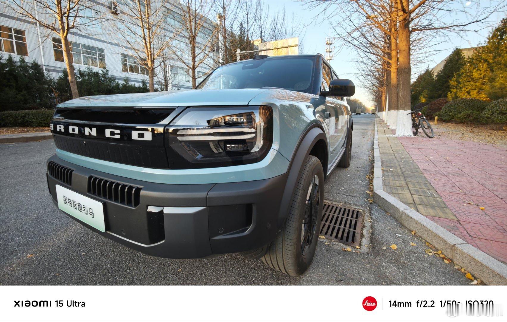 昨天气死了，带着两个孩子在高速快车道遇到一辆龟速行驶的卡罗拉，于是我就向他晃灯提