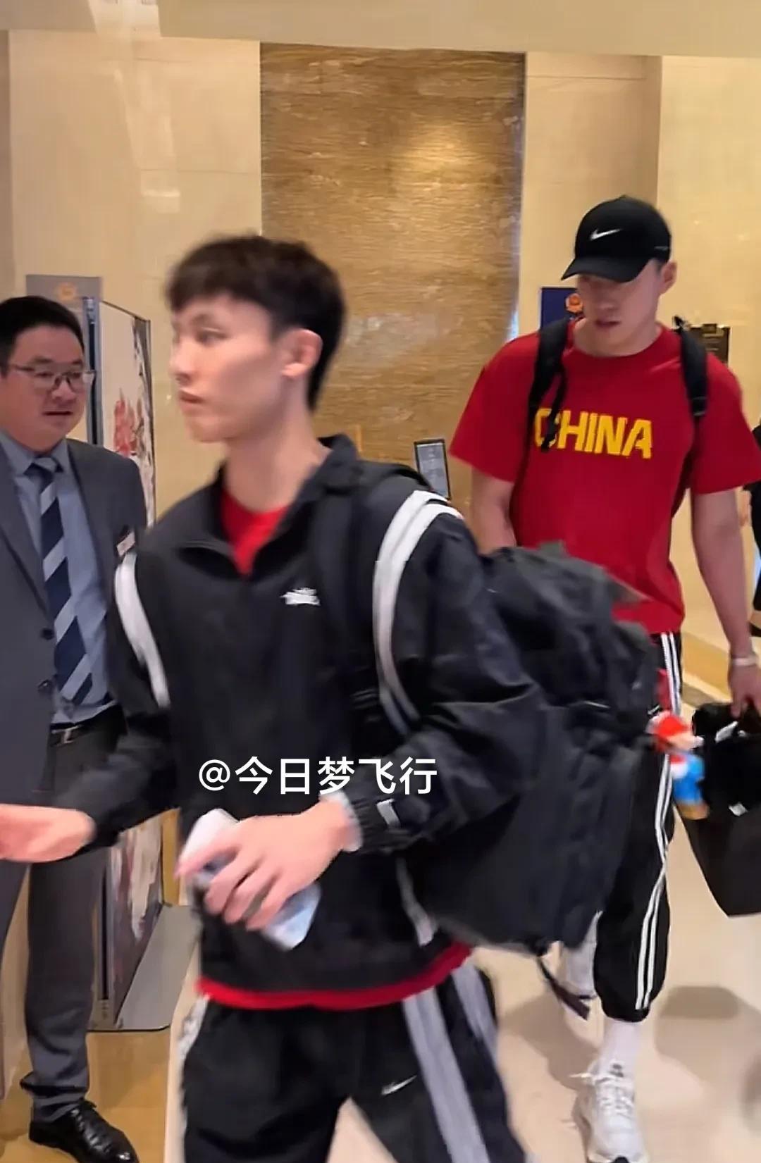 广东黑白矮三少随国家队出发，征战沙特亚洲杯！今天下午，有“广东黑白矮三少”之称