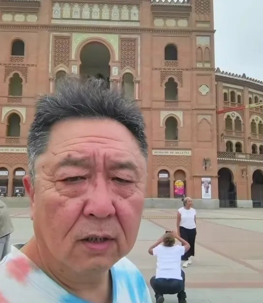 于谦现在老得不成样了！网友说，高峰也不年轻啦！德云社非洲商演刚结束，一帮人又跑到