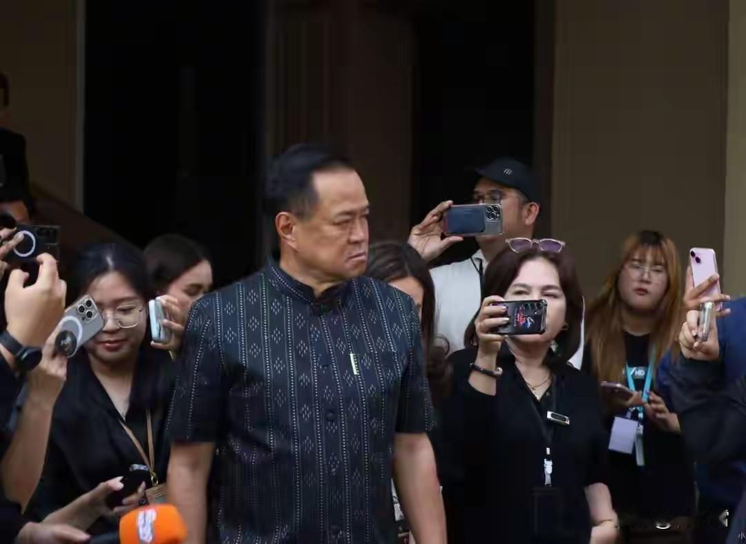 准备与育差南合作了？那先把他叔叔他信放出来先，最近阿努廷有点烦，虽然压倒性地夺得