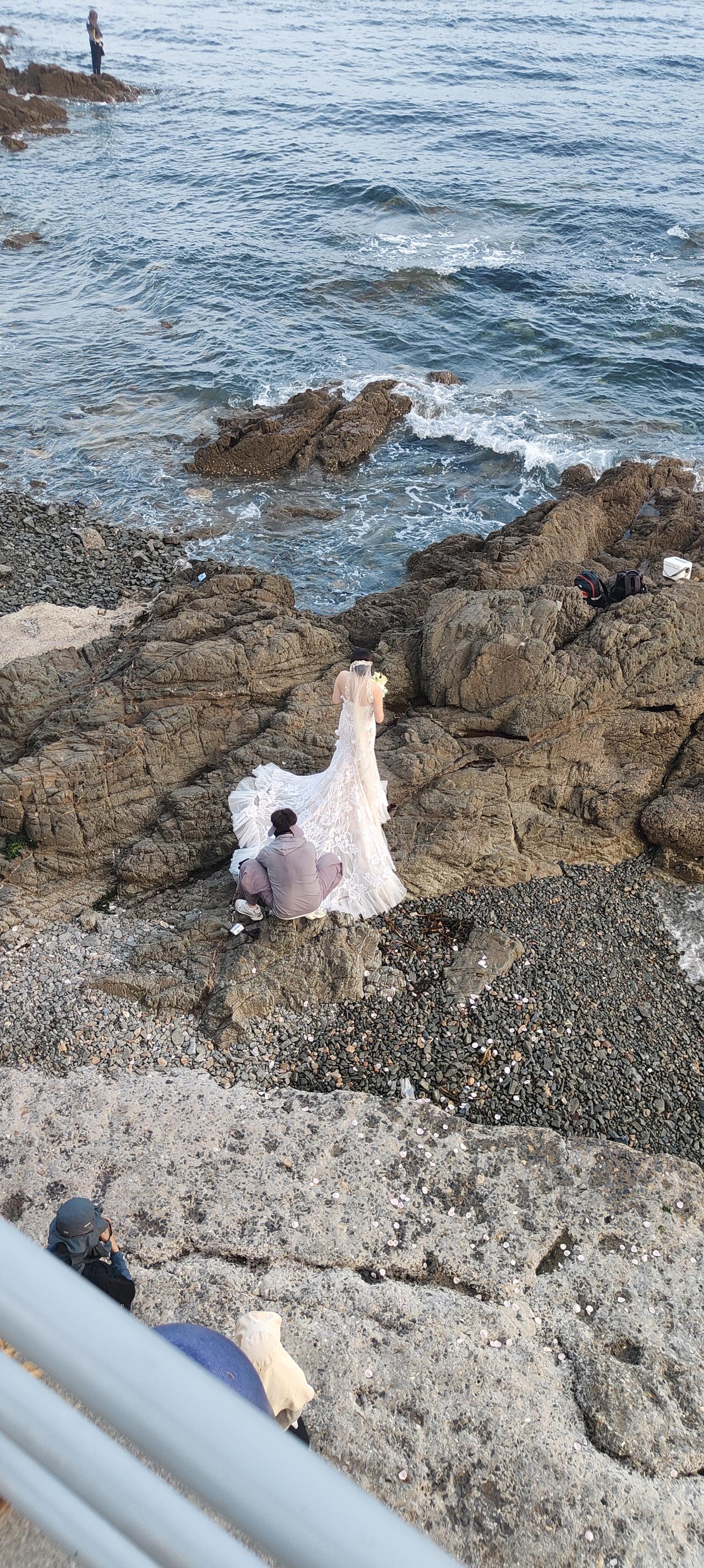 美丽的大连      下午去付家庄海滨浴场，浴场热闹非凡，宛若一个繁华的集市