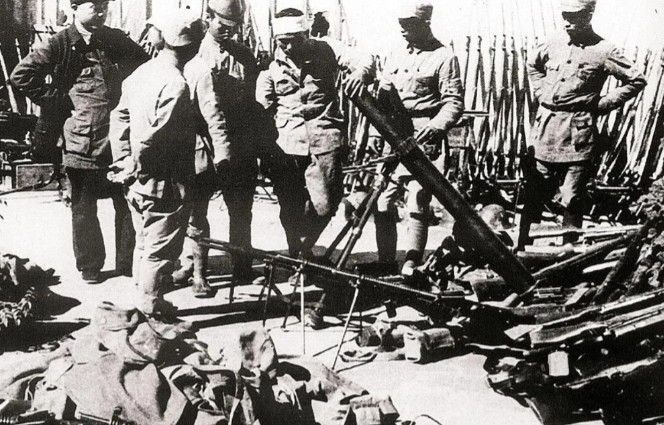 1939年，一地主将300名八路军接到家中休养，谁料，却被1200名日军包围。激