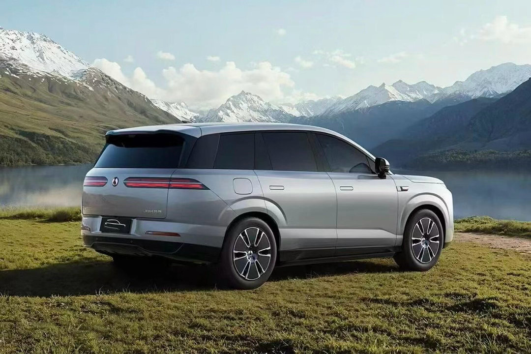 腾势新款N8曝光，尾部新造型，尾灯贯穿了。