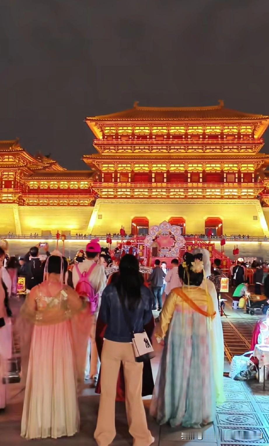 若问古今兴废事，请君只看洛阳城。当“兴废怀古”被当成城市荣光，成为城市宣传语