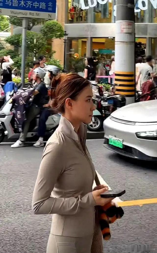 赌王千金何超莲上海被路人偶遇，个子娇俏却比例完美，身材也太赞了吧