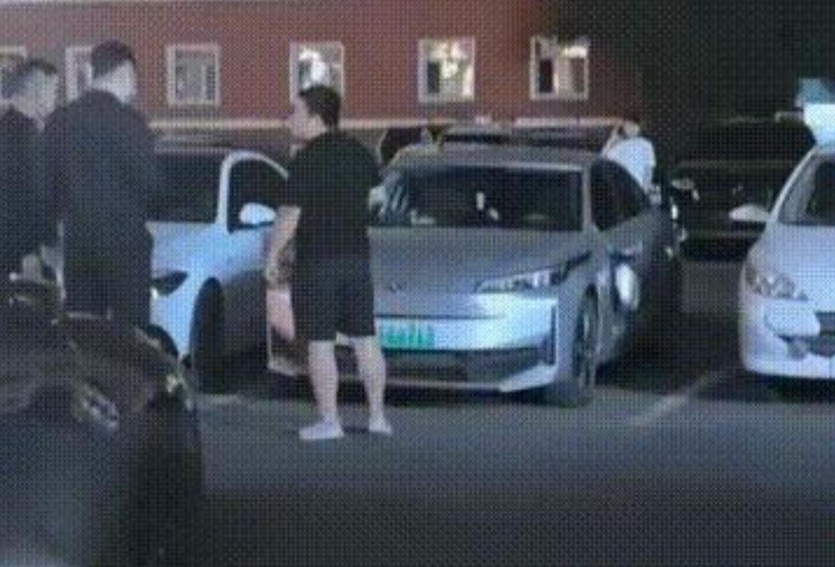 太暴躁了，早晚要出事！事情发生在某停车场。一位男子准备驾车离开时，发现邻