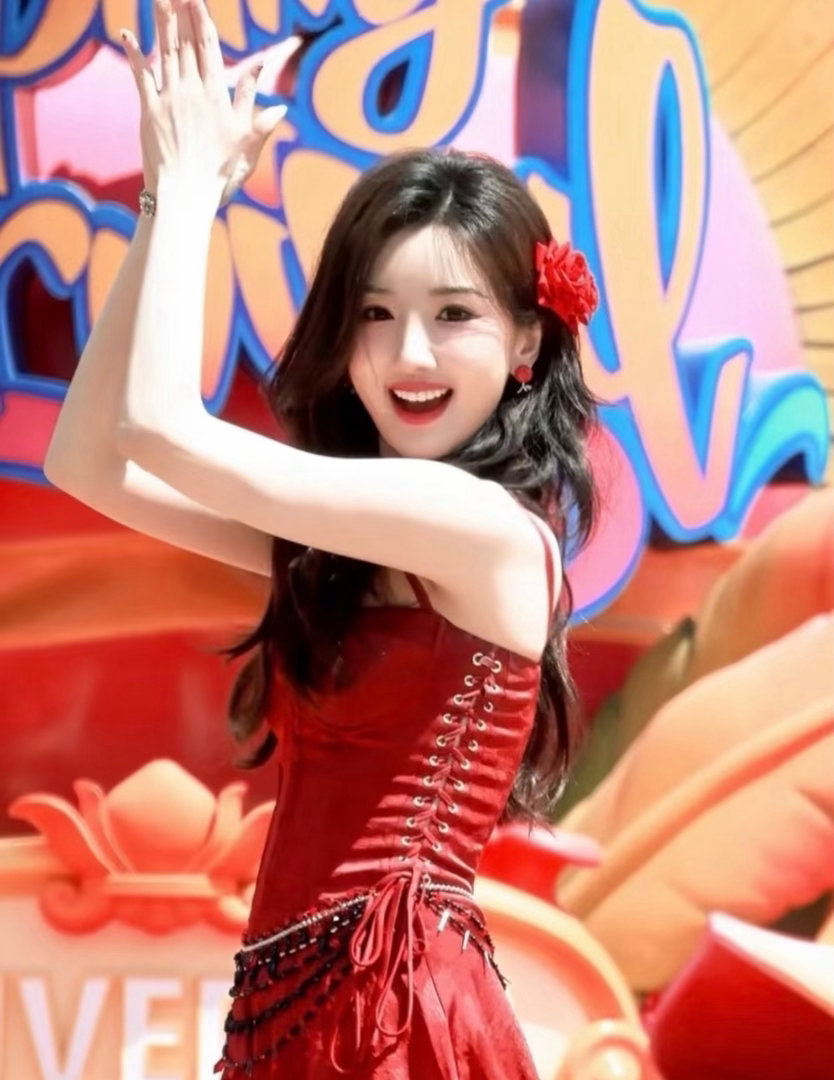 曝毛晓彤凌晨从医美诊所离开她从出道以来颜值确实变化了，变成熟了也变好看了。其实