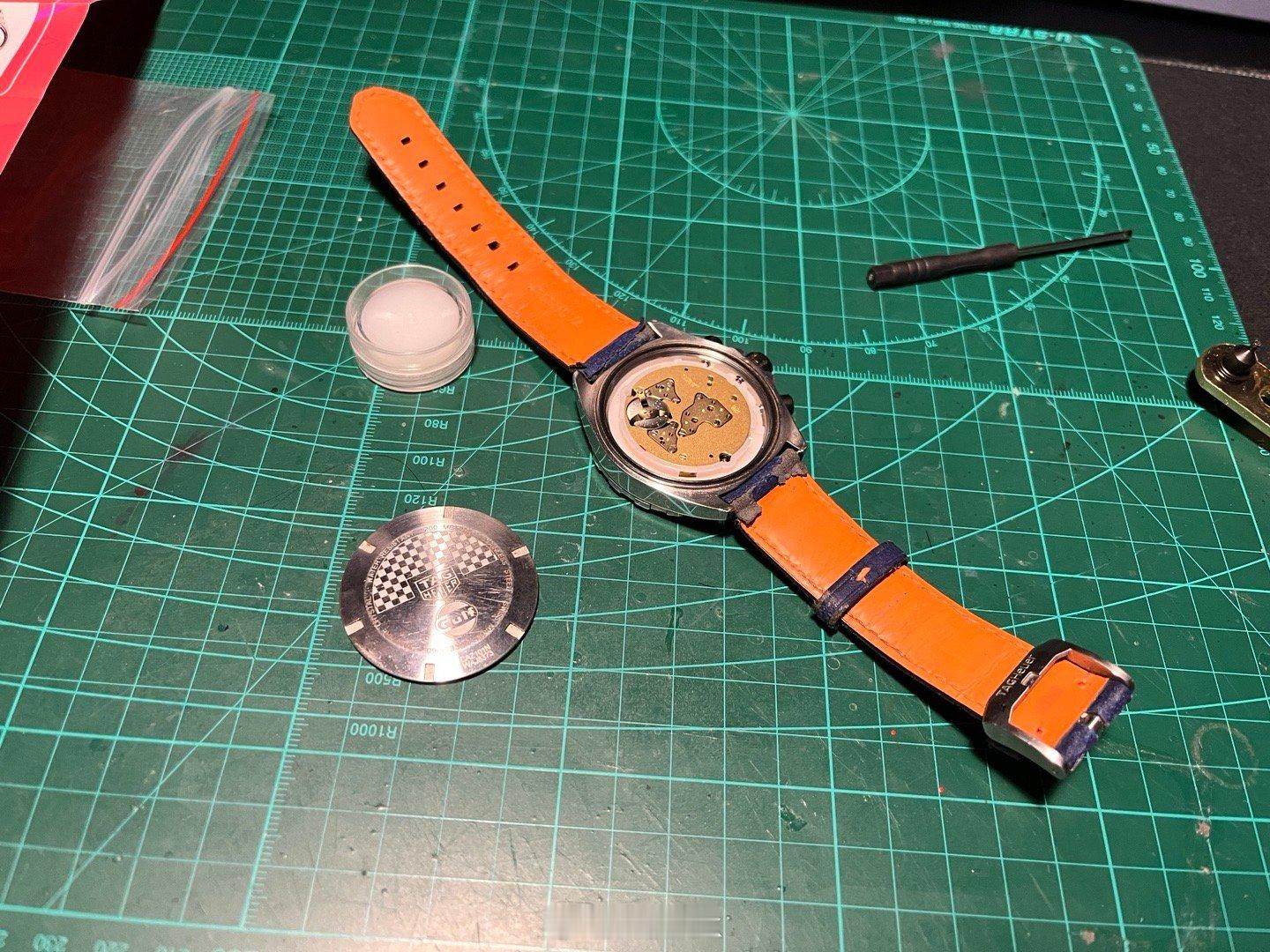 自己动手换个电池…感觉也没啥难度，顺便表带也换新…豪雅这个gulf配色其实没啥特