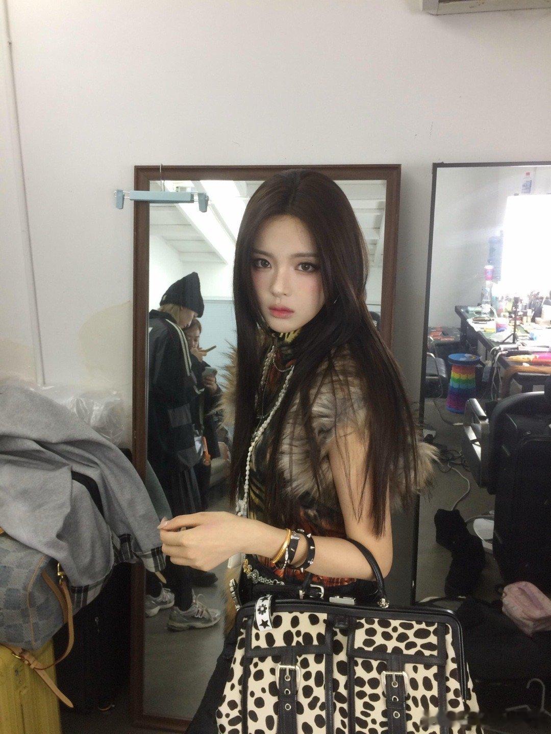 杨超越千禧回忆杀自拍11宫格🤳好古早感！感觉是用ipone5拍出来的谁懂