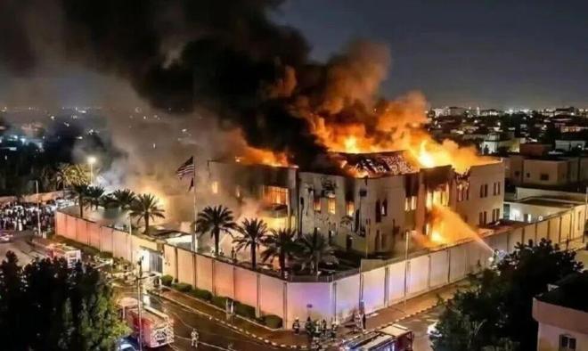 巴格达深夜火光冲天！美国使馆被饱和打击，防空系统拦不住，伤亡至今秘而不宣。
