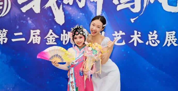 管乐带小酒窝参加舞蹈比赛8月14日，董璇分享照片，并配文：“谁懂啊，在剧组拍