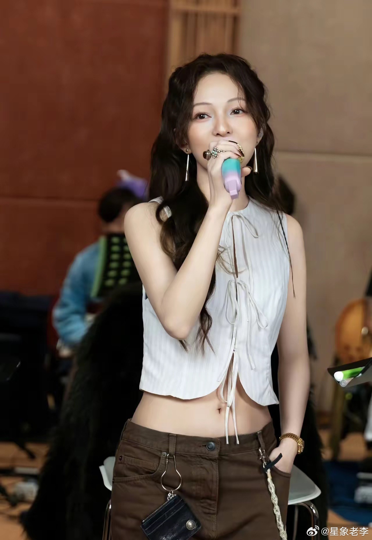 张韶涵平时舞台造型确实裙子居多，难得穿裤子也挺好看的。张韶涵张韶涵
