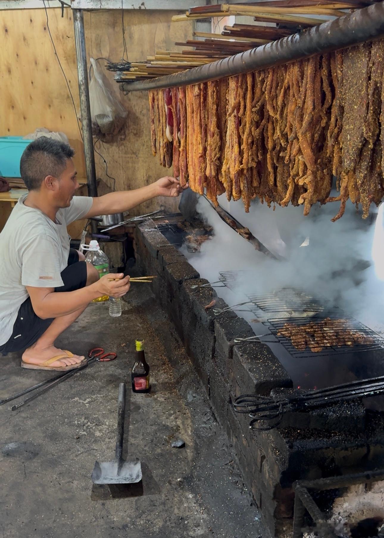 从西安飞到昆明1500多公里，再开7个小时的车，来到澜沧拉祜族自治县这个山沟里，