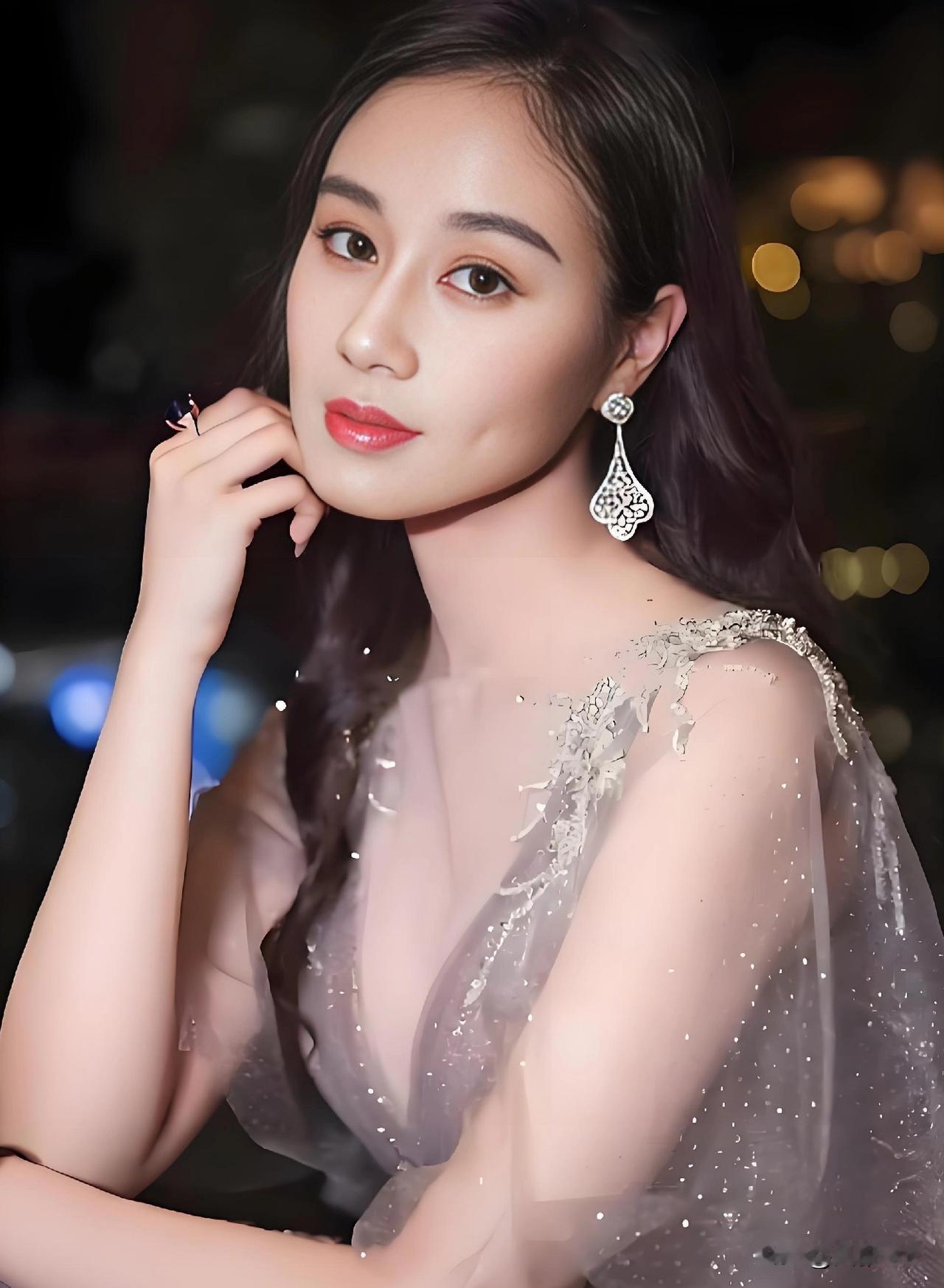 何鸿燊又一个女儿丝滑出道何超欣，梁安琪和赌王的幼女，99年出生的她