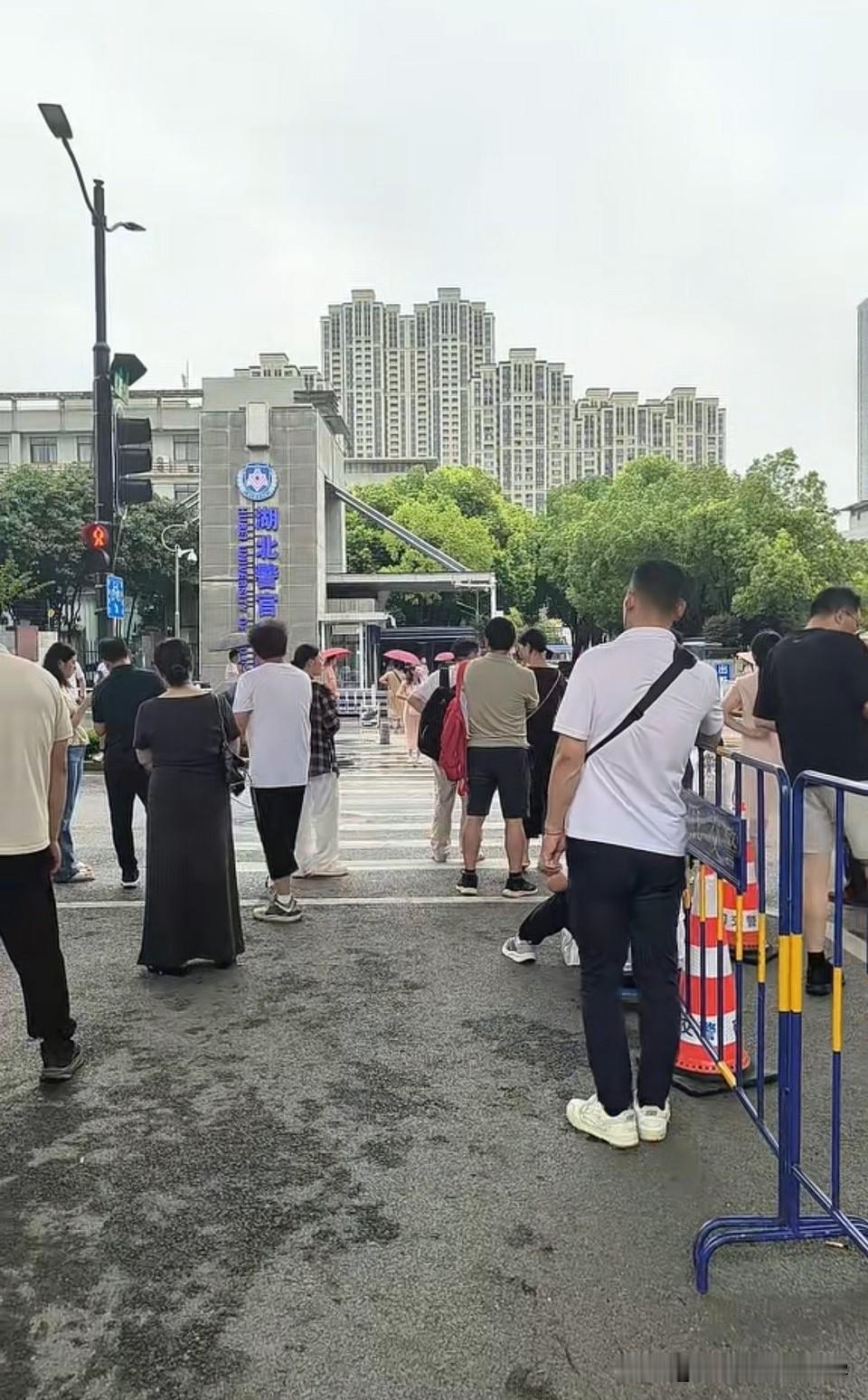 来围观一下湖北的警官学校到底有多火爆？警校和军校一样，都是读书后保工作分配，