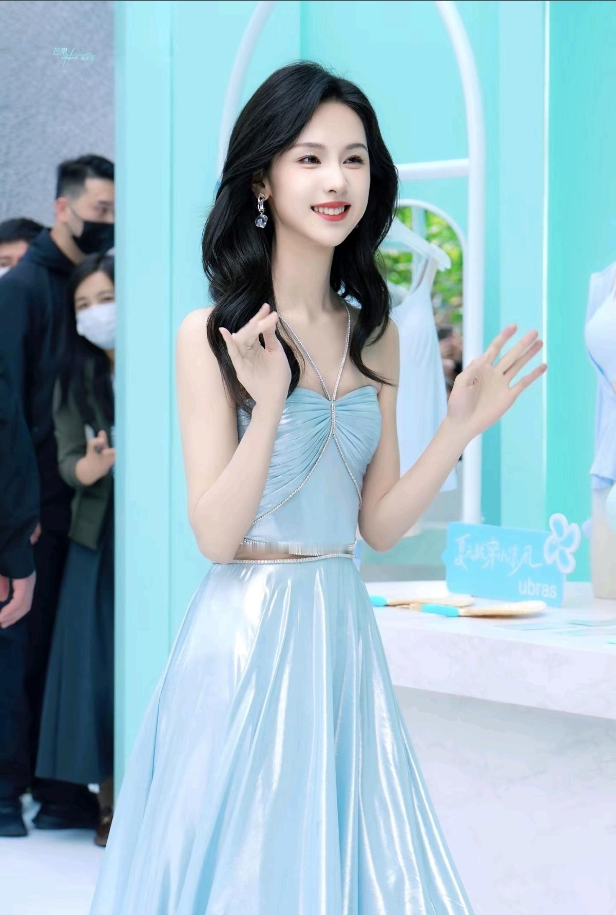 陈都灵的浅蓝纱裙造型太仙了！波光粼粼的裙摆搭配慵懒卷发，在风车与绿植的映衬下，像