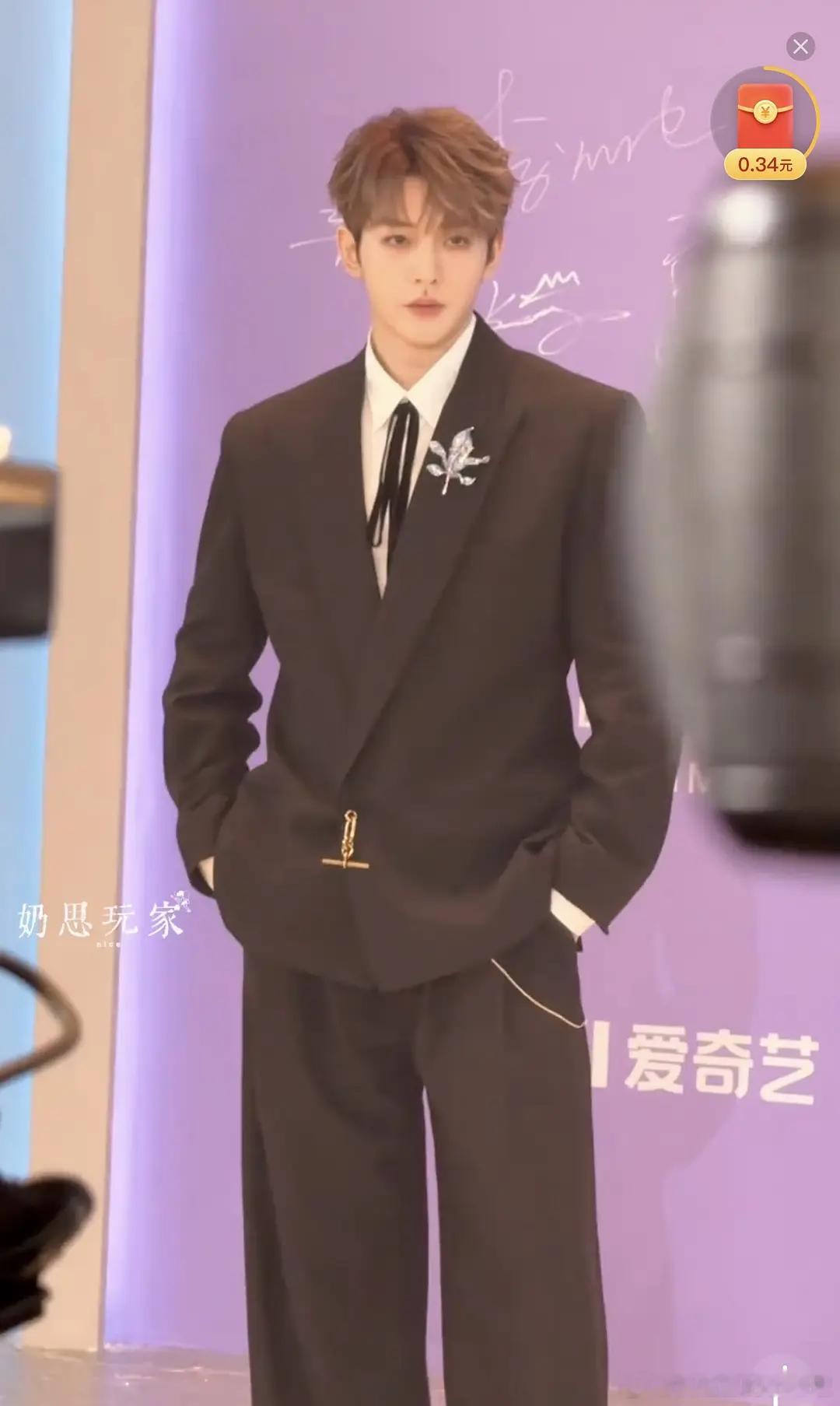 邓为好久没营业了，今天的的颜值状态如何？